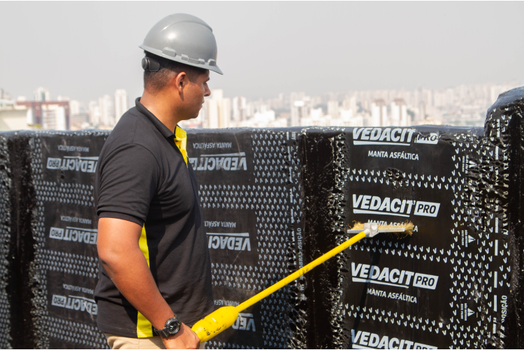 Com o auxílio do equipamento imperdetector o profissional qualificado faz uma varredura na área impermeabilizada